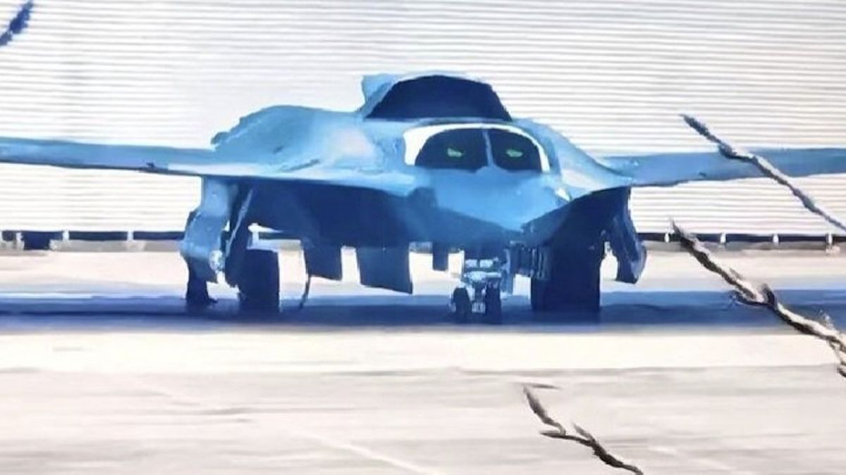 Zdjęcie J-36 - widoczne dwa odbicia wyświetlaczy HUD