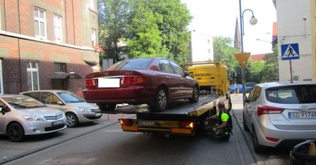 Passat w cenie telefonu. Polując na przetargi z odholowanymi autami, można trafić na niezłe okazje