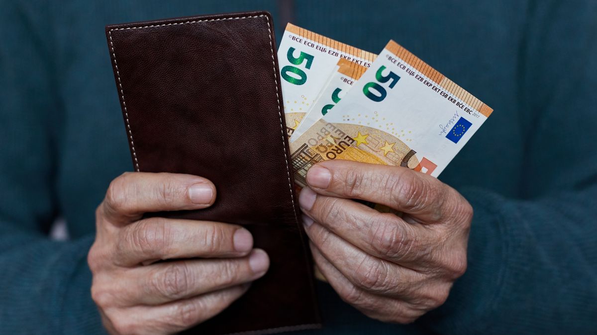 Close-up on a person's hand counting money, European currency
Thanasis