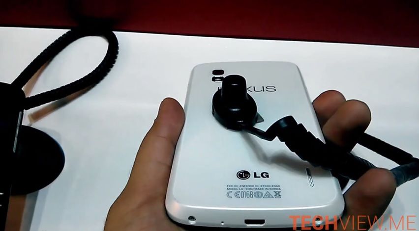 Biały Nexus 4 (fot. youtube.com)
