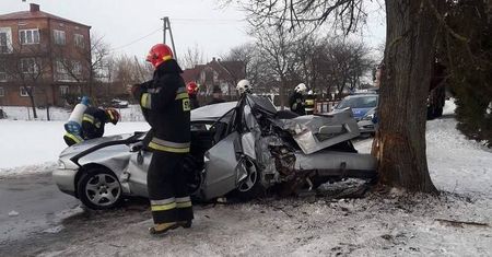 Jechał na „łysych” oponach. Młody kierowca roztrzaskał audi o przydrożne drzewo