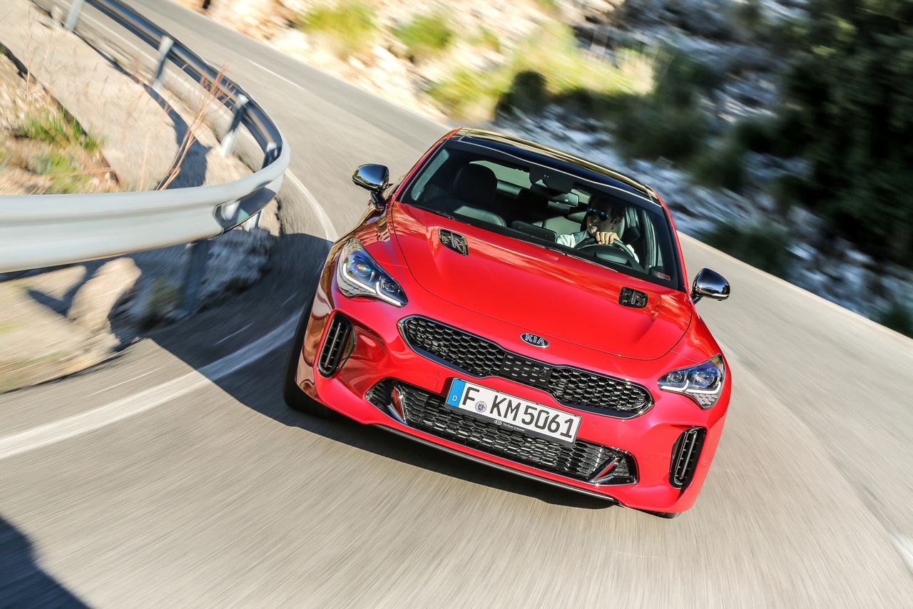 WP Pomaga: Kia Stinger czy Infiniti Q50? Czytelnik nie wie, co wybrać