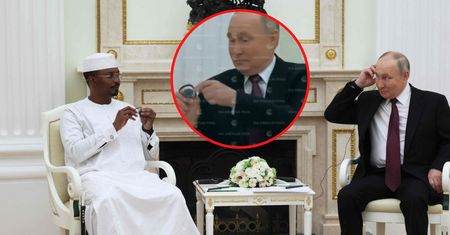 Komedia na Kremlu. Putin musiał pomóc gościowi z Afryki