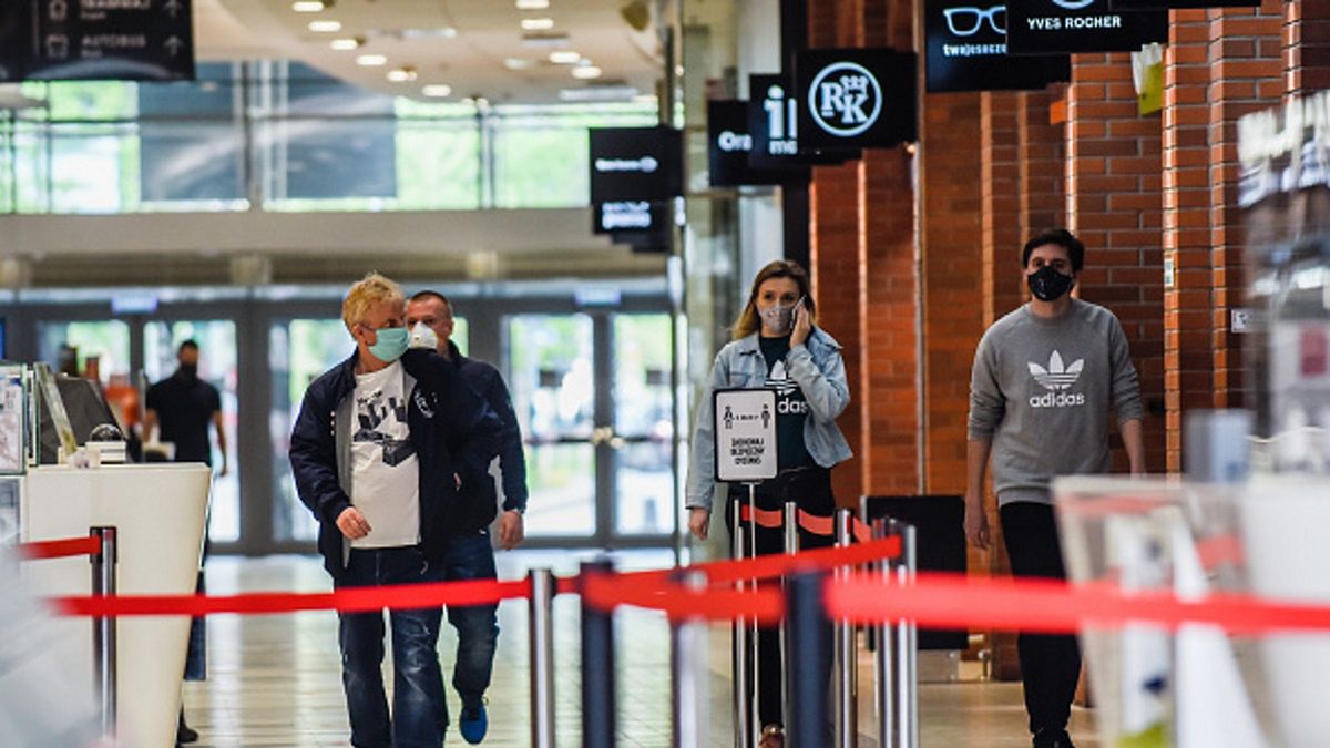 Większość Polaków zakłada maseczki, ale niechętnie sięga po rękawiczki