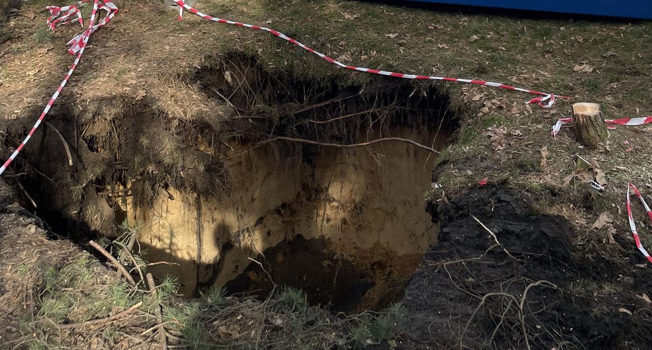 Kolejne zapadlisko w Trzebini. Lej obok osiedlowych garaży