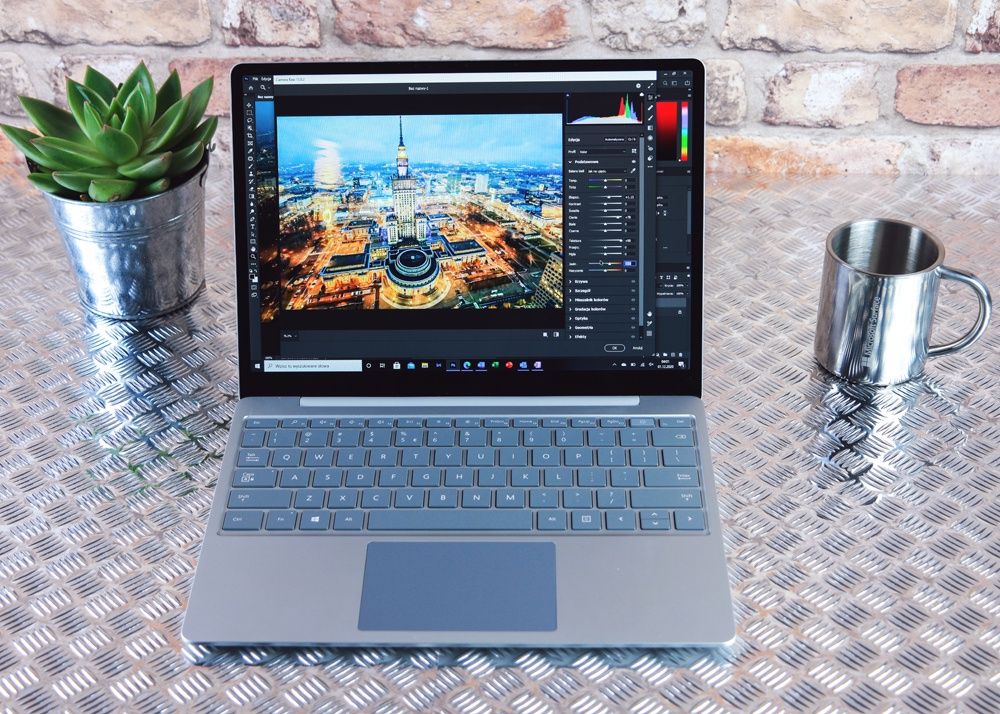 Microsoft Surface Laptop Go praca w Photoshop klawiatura