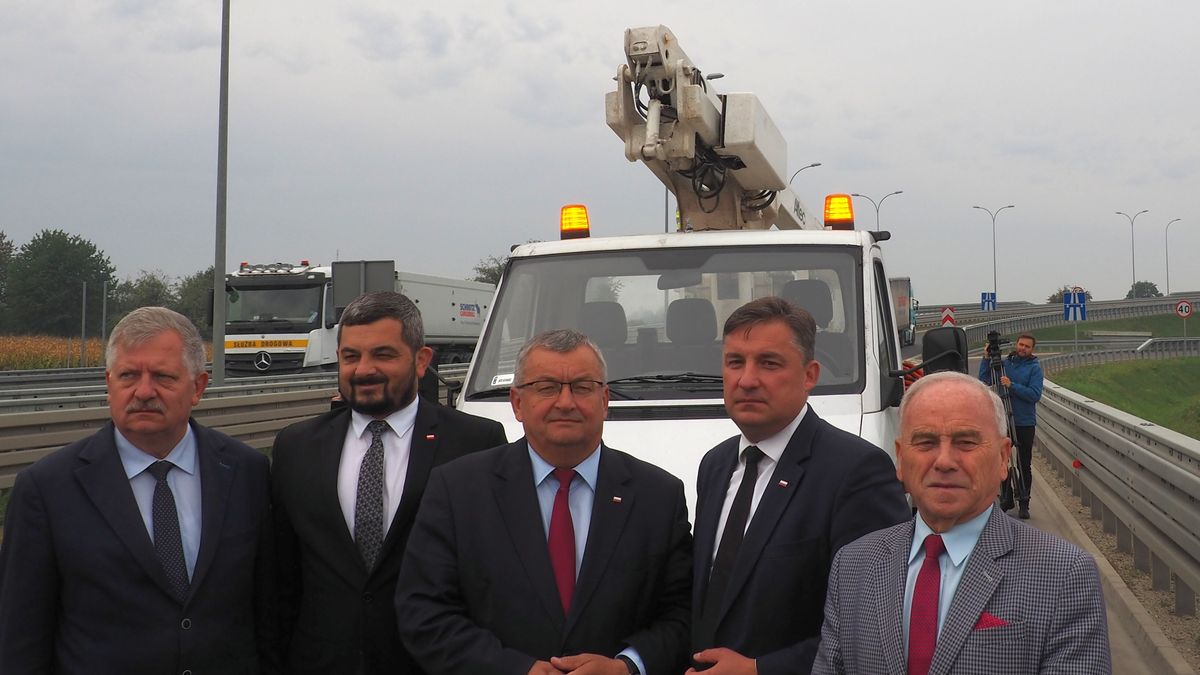 Minister Adamczyk przy nowym oznaczeniu