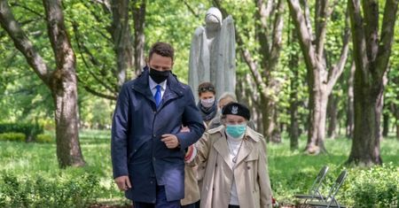 Dzień Matki 2020. Rafał Trzaskowski złożył kwiaty pod pomnikiem matki