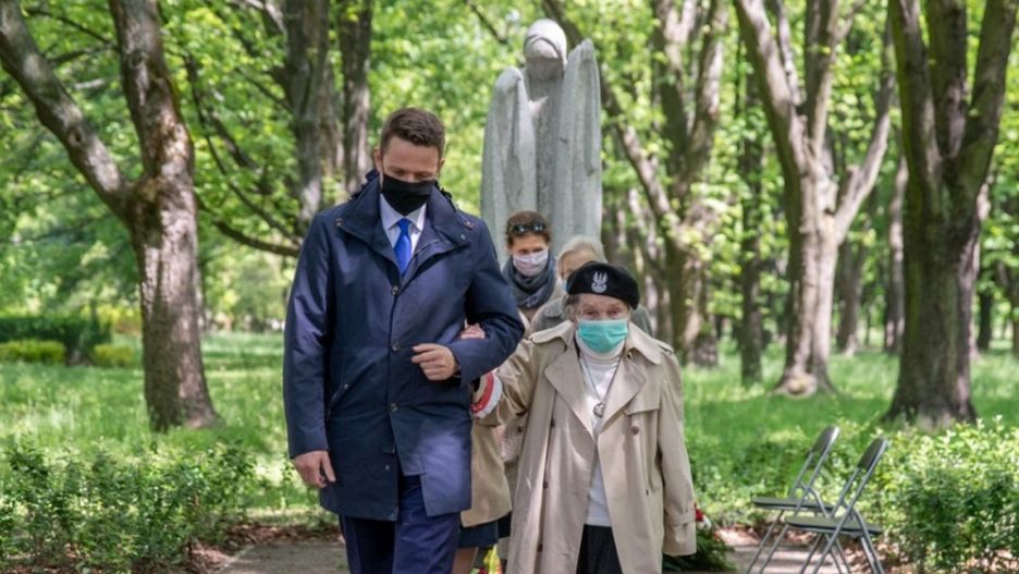 Rafał Trzaskowski złożył kwiaty pod pomnikiem matki