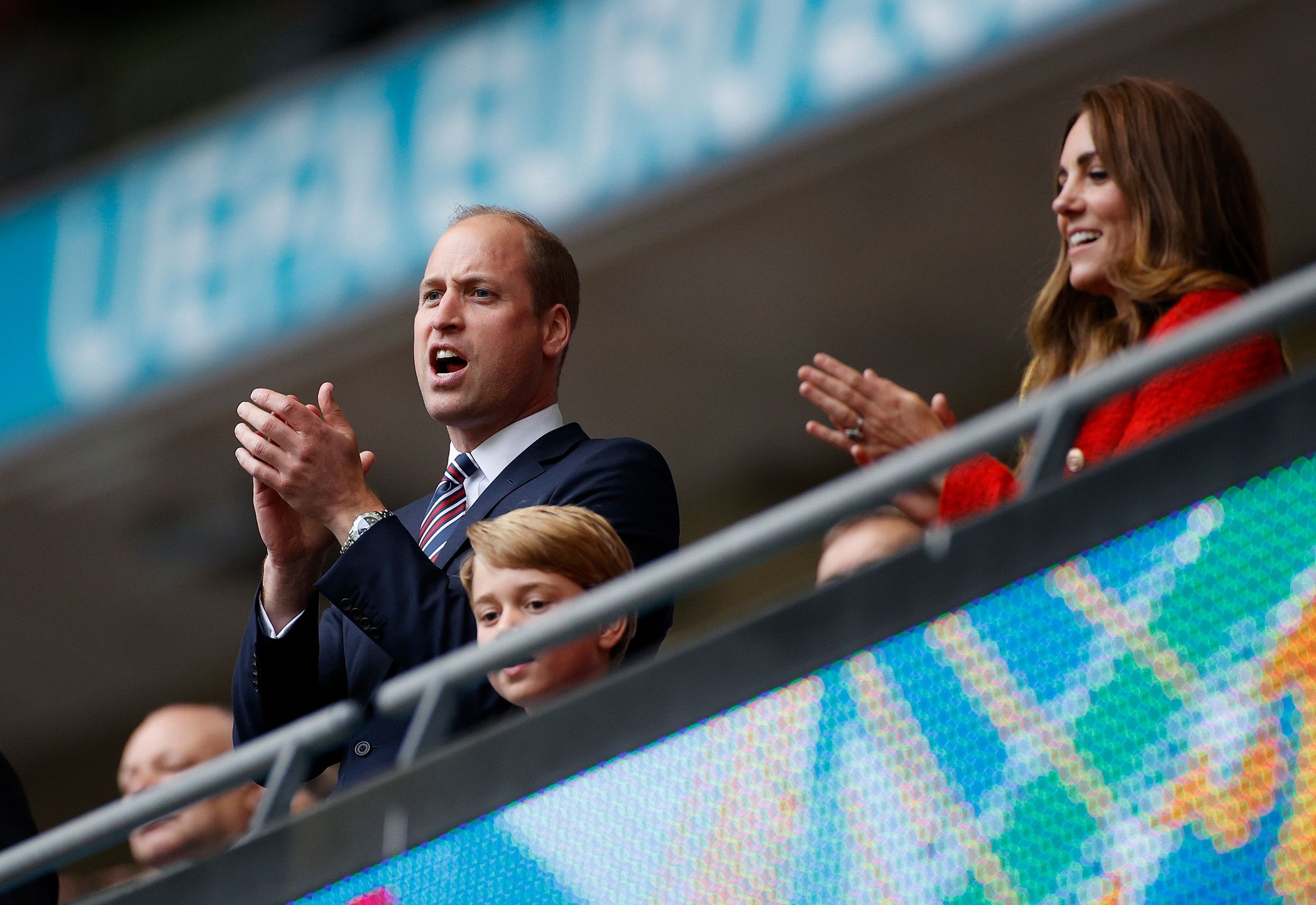 William, Kate i George na wtorkowym meczu. 7-letni syn pary kibicował... w garniturze