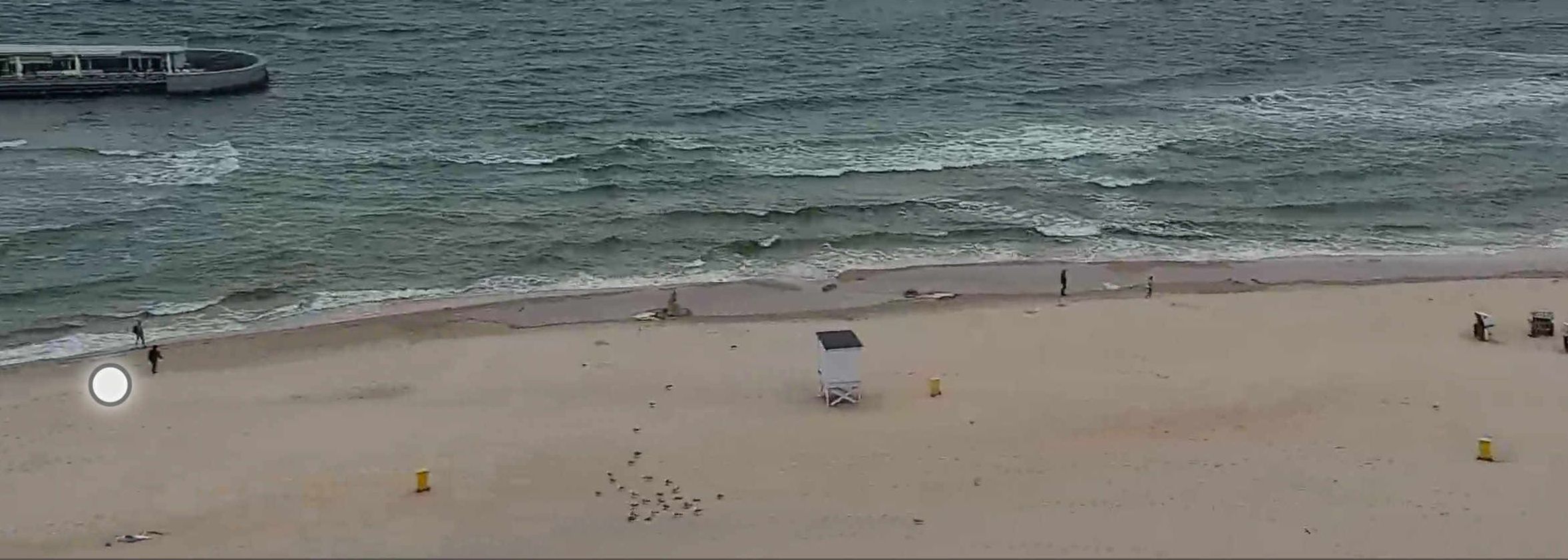 Już przed godz. 6:00 ludzie pojawili się na plaży w Kołobrzegu.