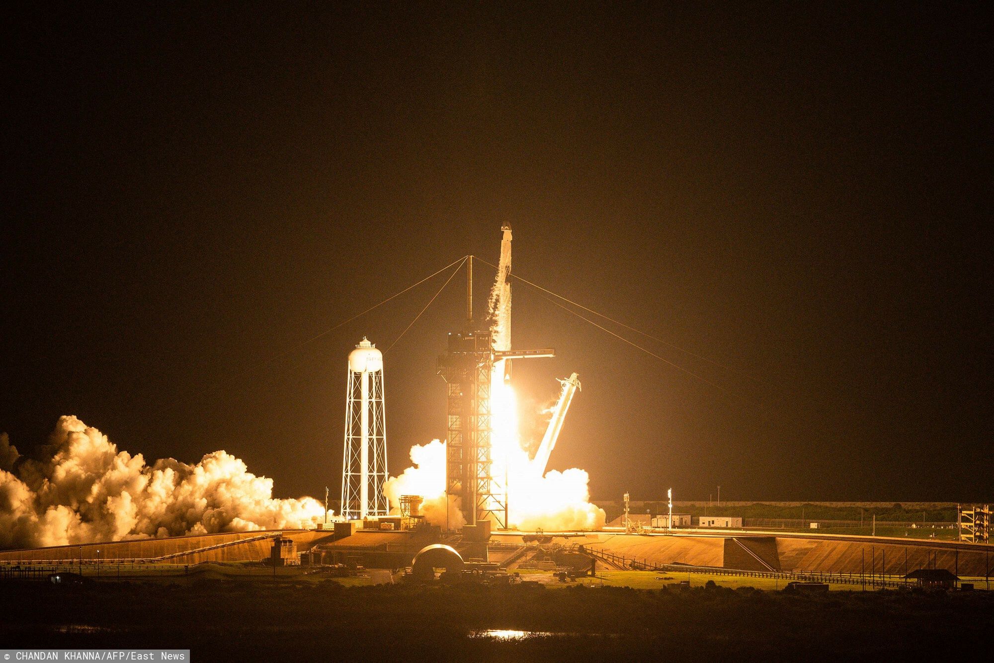SpaceX wynios?o na orbit? astronaut�w amator�wThe SpaceX Falcon 9 rocket carrying the Inspiration4 crew launches from Pad 39A at NASA's Kennedy Space Center in Cape Canaveral, Florida on September 15, 2021. - The Inspiration4 mission, the first to send an all-civilian crew to orbit, will venture deeper into space than the International Space Station. (Photo by Chandan KHANNA / AFP)CHANDAN KHANNA