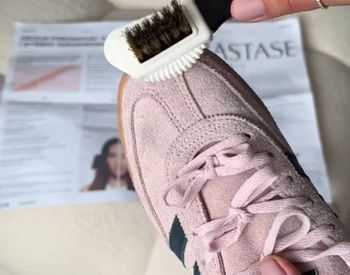 Te buty kolejny sezon są hitem. Nie czyść ich wodą. Oto najlepszy sposób