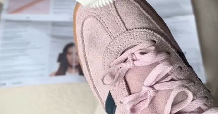 Te buty kolejny sezon są hitem. Nie czyść ich wodą. Oto najlepszy sposób