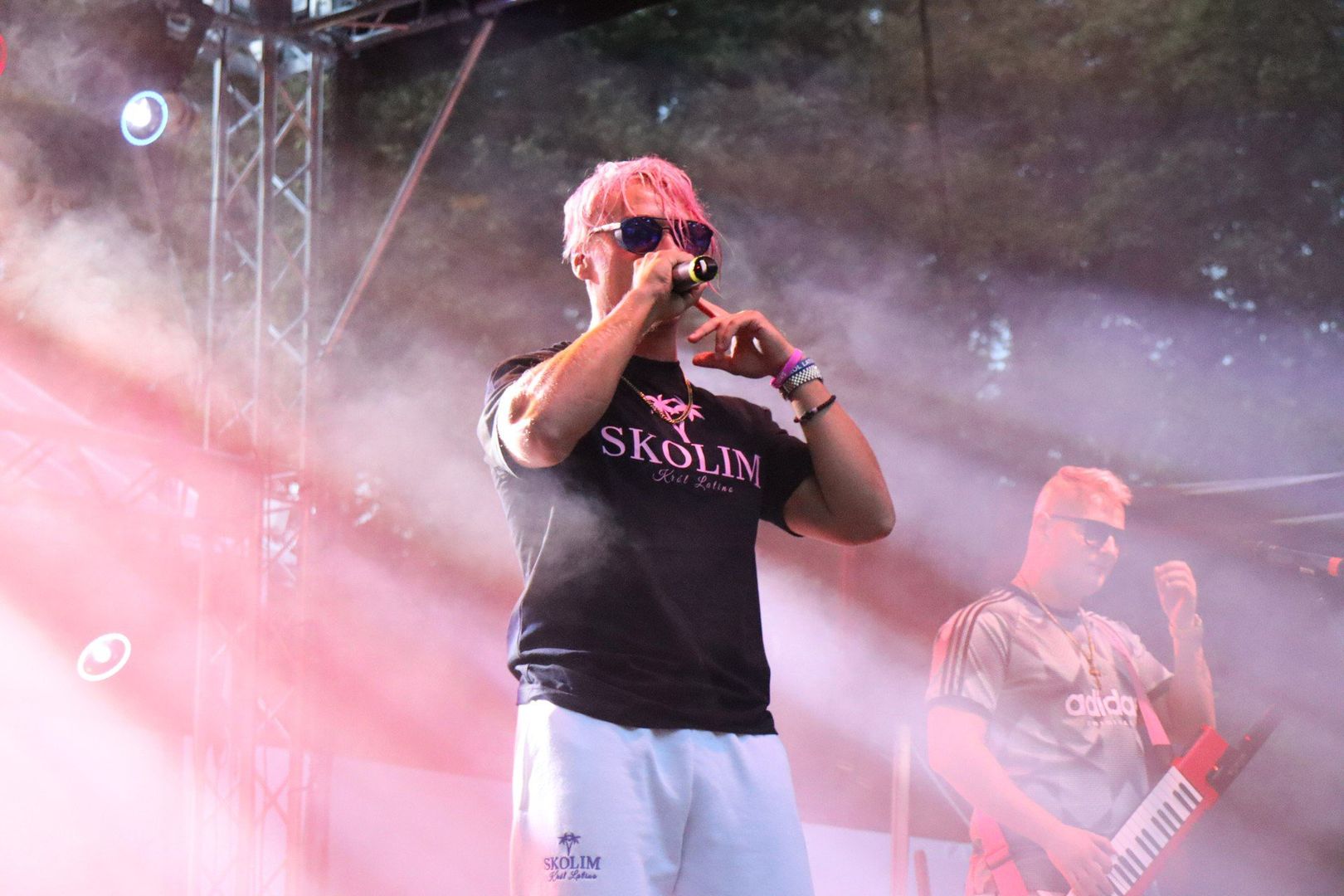 Trzydniową imprezę zainauguruje koncert „Co ci w duszy gra”. 27 czerwca o godz. 20, na scenie przy ul. Ochronkowej największe przeboje polskiej i zagranicznej sceny muzycznej zaśpiewają popularni w kraju artyści – Olga Bończyk, Anna Sokołowska-Alabrudzińska, Kacper Kuszewski, Michał Milowicz, Mateusz Mijal, Aleksander Martinez, Łukasz Lech i Orkiestra Musicalowe. Wykonawcom będzie towarzyszyć formacja taneczna. O godz. 23 zagra zespół Baciary. To będzie zabawa do późnych godzin nocnych.Zabawa w sobotę rozpocznie się o godz. 17 koncertem lokalnej grupy Retro Groove Masters. O godz. 19 na scenie wystąpi Wojtek Szumański, utalentowany wokalista, kompozytor i autor tekstów, laureat Złotego Bączka, czyli nagrody przyznawanej przez uczestników Pol&#39;and&#39;Rock Festivalu.mNajwiększą gwiazdą sobotnich wydarzeń będzie koncert zespołu Myslovitz, który rozpocznie się o godz. 21. Po koncercie zapraszamy na dyskotekę pod gwiazdami.W niedzielę na początek wystąpią lokalni artyści – dzieci i młodzież z zespołów, działających w gminie. O 20 zagra Matt Palmer, znany m.in. z utworu „Jesteś piękna jak Barcelona”. Na finał wystąpi Skolim, znany również jako król latino. Artysta ma tysiące fanów, szczególnie wśród młodszej widowni.