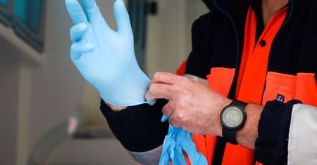 Bydgoszcz. Tkwił przy zwłokach brata 10 godzin, był problem z kartą zgonu