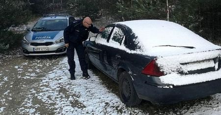 Żył w aucie. Wstydził się prosić o pomoc. Policjant się nie wahał