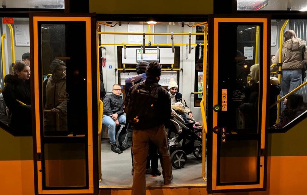 Poznań: Nocne prace torowe w centrum miasta. Naprawa torowiska bez ciężkiego sprzętu