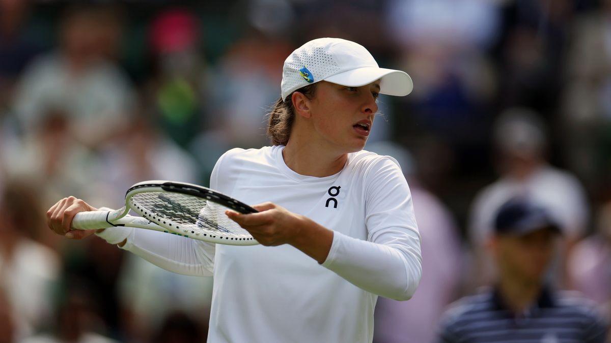 Iga Swiatek of Poland arrives for her Women's Singles 2nd round match against Sara Sorribes Tormo of Spain at the Wimbledon Championships, Wimbledon, Britain, 05 July 2023. EPA/NEIL HALL EDITORIAL USE ONLY Dostawca: PAP/EPA.