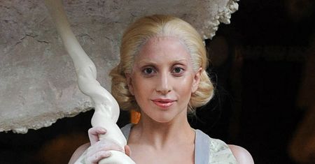 Gaga z parasolem MUSZLĄ!
