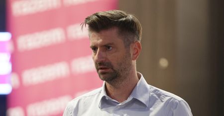 Krzysztof Śmiszek szczerze o swojej chorobie. "Atakuje moje kości"