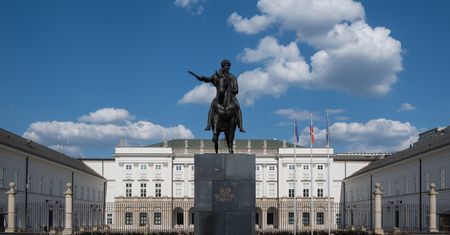 "W pałacu się pije, i tyle". Fragment książki Dominiki Długosz