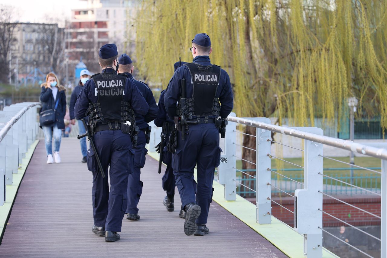 Mobbing w policji. Funkcjonariusze chodzili do pracy z koronawirusem?!