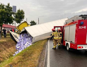 Wypadek na DK 50. Kierujący ciężarówką wpadł do rowu
