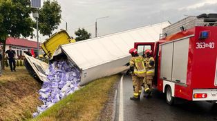 Wypadek na DK 50. Kierujący ciężarówką wpadł do rowu