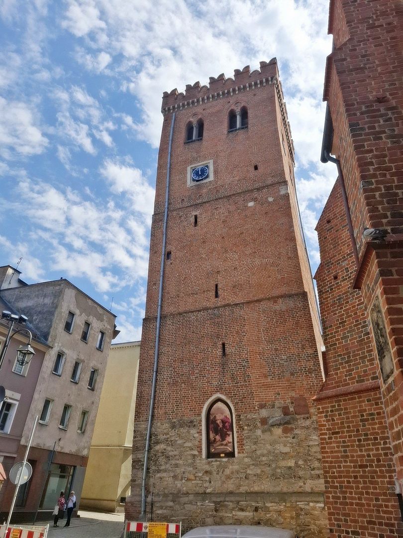 Słynna Krzywa Wieża w Ząbkowicach Śląskich to jedno z ciekawszych miejsc na weekendową wycieczkę. Oprócz ciekawej historii zobaczycie tam słynną salę tortur.