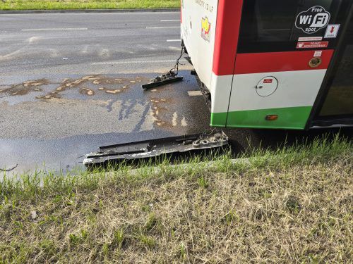 fot. lublin112.pl.  Z impetem wbił się w autobus