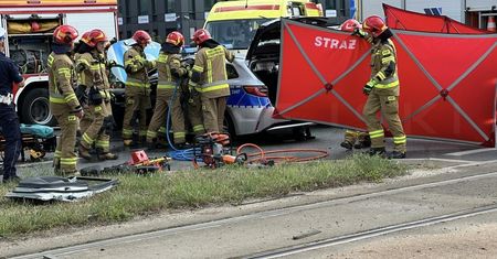 Wypadek z udziałem radiowozu. Policjant był zakleszczony w pojeździe