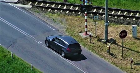 Policjanci patrolowali przejście kolejowe. Czyhali na kierowców z powietrza