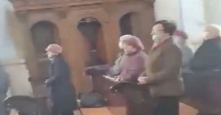 Rozkazali Pani Danucie opuścić mszę. Nagrała ludzi bez maseczek