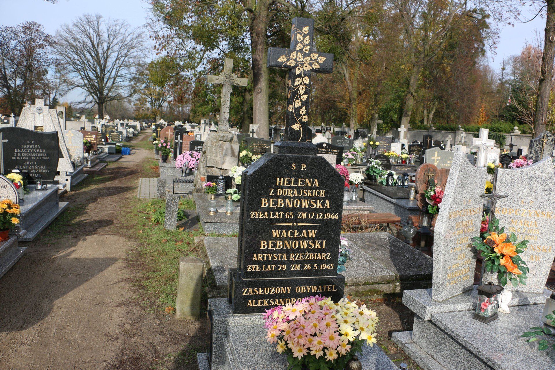 Między starymi drzewami i omszałymi nagrobkami kryje się historia Aleksandrowa Kujawskiego - pełna wzruszeń, dramatów i lokalnej dumy. Stary cmentarz parafialny to nie tylko miejsce pamięci, lecz także żywa lekcja historii.