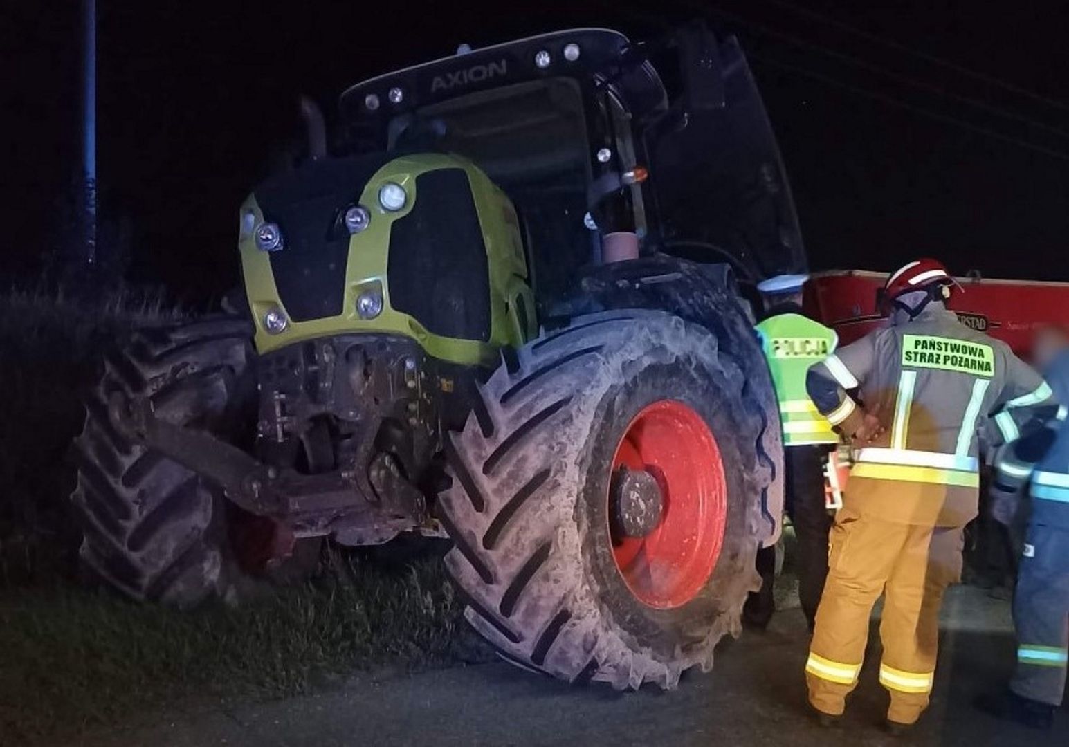 Traktor i mercedes. Są zdjęcia z sobotniej tragedii w Sadkowie