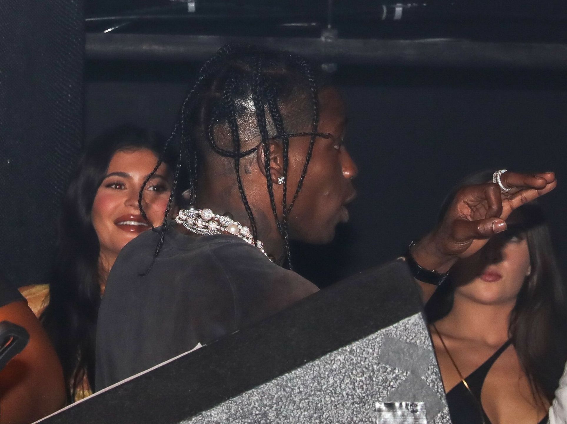 Kylie Jenner i Travis Scott wspólnie świętują w nocnym klubie. Wyglądają na zakochanych?