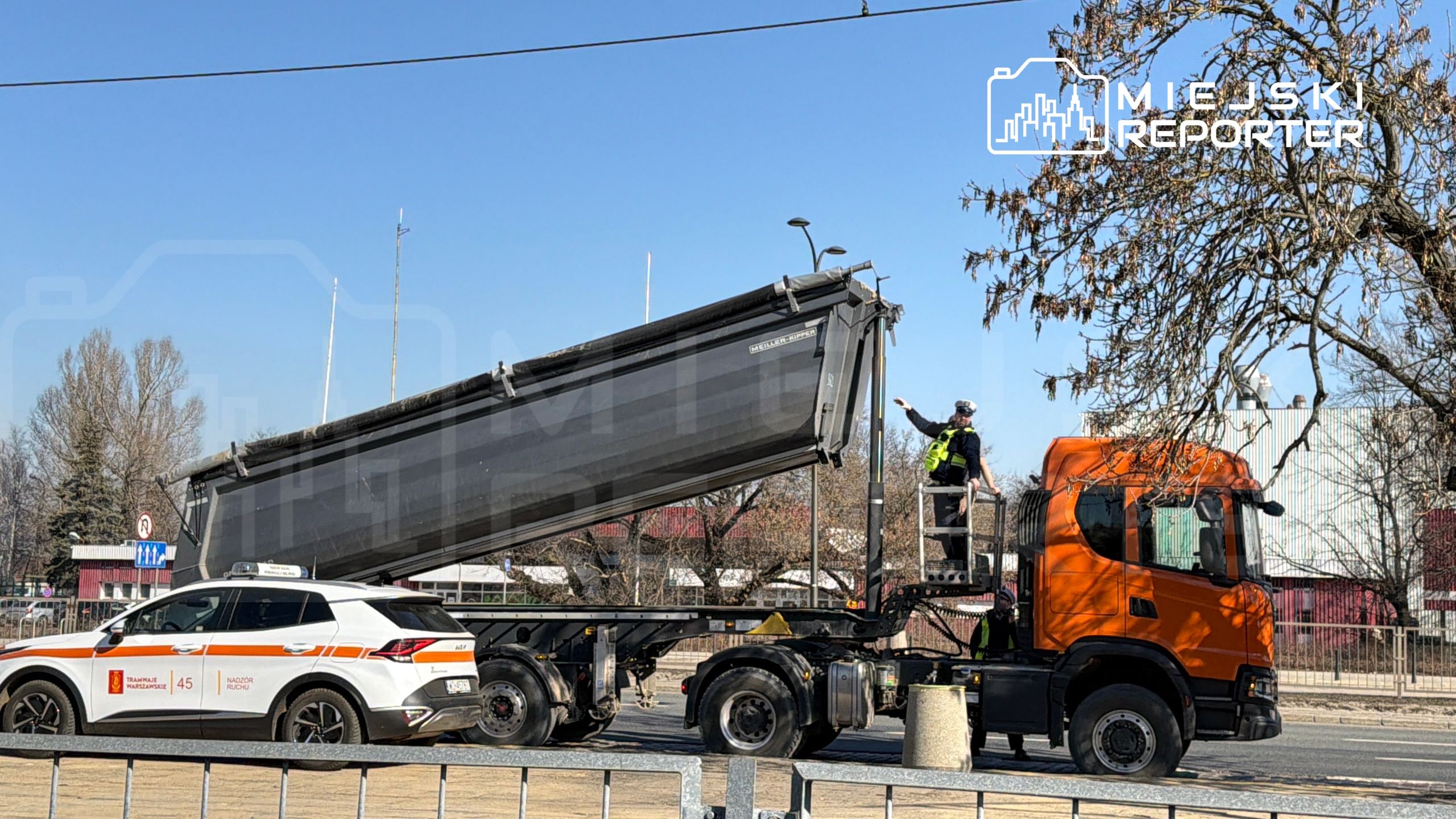 Ciężarówka zerwała sieć trakcyjną