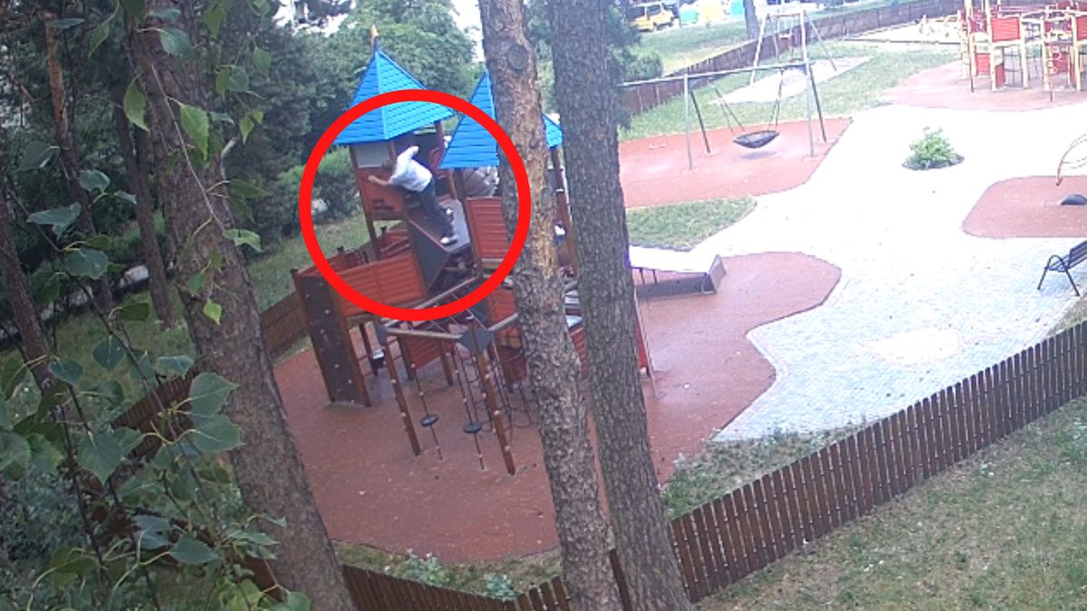14-latkowie przyłapani na placu zabaw.