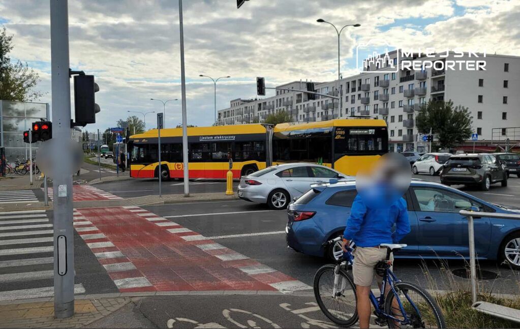 Warszawa: Kierujący autobusem próbował zawrócić i zablokował skrzyżowanie we Włochach