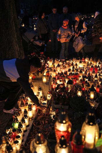 Zabrze: We Wszystkich Świętych tysiące zniczy rozjaśniło cmentarz św. Józefa. To dowód tęsknoty za bliskimi