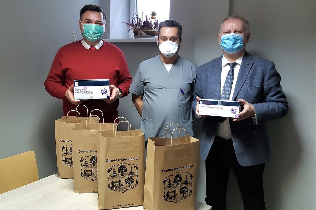 Śląsk. Koronawirus. Zamiast ozdób świątecznych Świerklaniec zakupił testy antygenowe