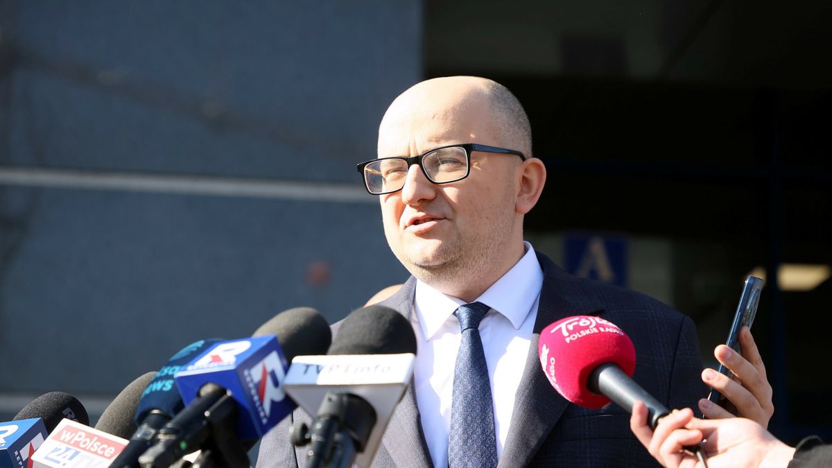 Dariusz Matecki przed Prokuratur? Krajow?
Fot. Adam Burakowski/East News, 06.03.2025. Warszawa. Posel PiS Dariusz Matecki przed siedziba Prokuratury Krajowej. Matecki wczoraj zrzekl sie immunitetu poselskiego. Prokratura chce przedstawic politykowi zarzuty w zwiazku ze sledztwem dot. nieprawidlowosci w Funduszu Sprawiedliwosci oraz jego zatrudnieniem w Lasach Panstwowych.
Adam Burakowski