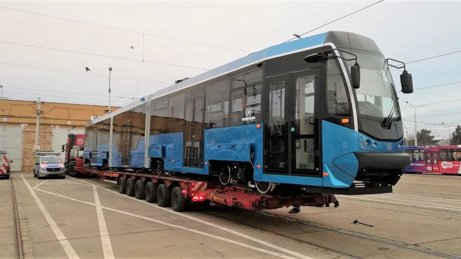 Wrocław. Pierwszy wyremontowany tramwaj dotarł do miasta. Już czeka na pasażerów