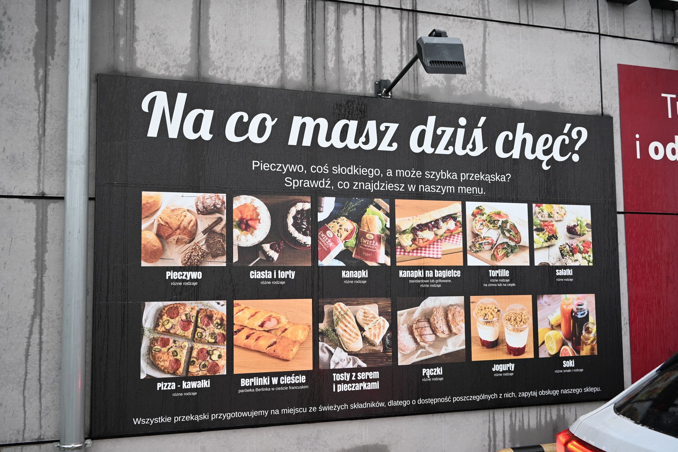 Na tablicy przed okienkiem widnieją tylko ogólnikowe informacje