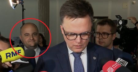 Matecki wszedł na dach Sejmu. Jest reakcja Hołowni