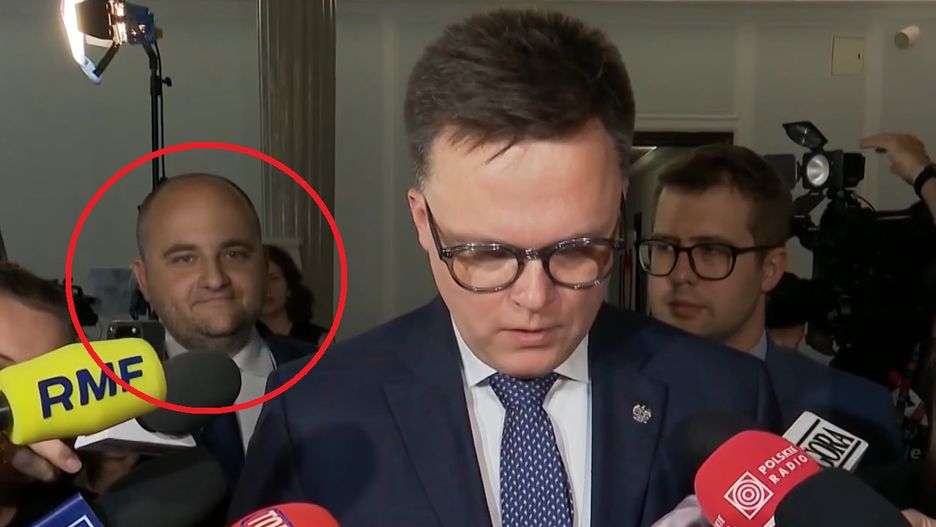 Szymon Hołownia, w tle Dariusz Matecki