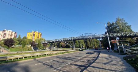 Mieszkańcy mogą już korzystać z kładki nad ul. Filaretów. Kosztowała więcej, niż zakładano. Dlaczego?