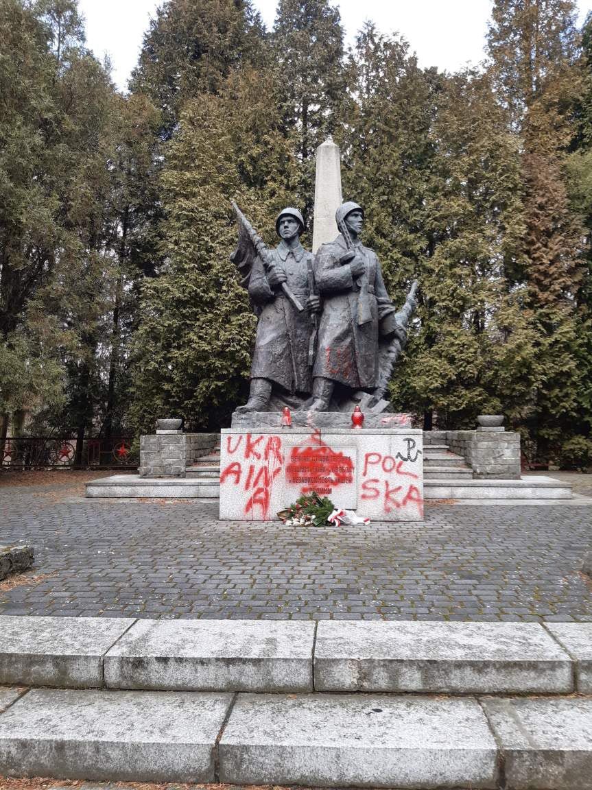 Nieznani sprawcy zdewastowali cmentarz żołnierzy Armii Czerwonej w katowickim parku Kościuszki (fot. Facebook)