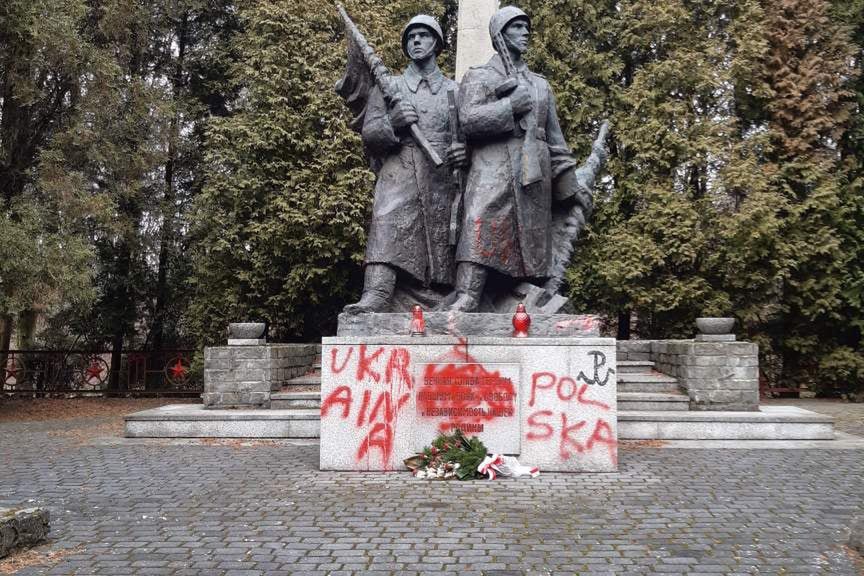 Nieznani sprawcy zdewastowali cmentarz żołnierzy Armii Czerwonej w katowickim parku Kościuszki (fot. Facebook)